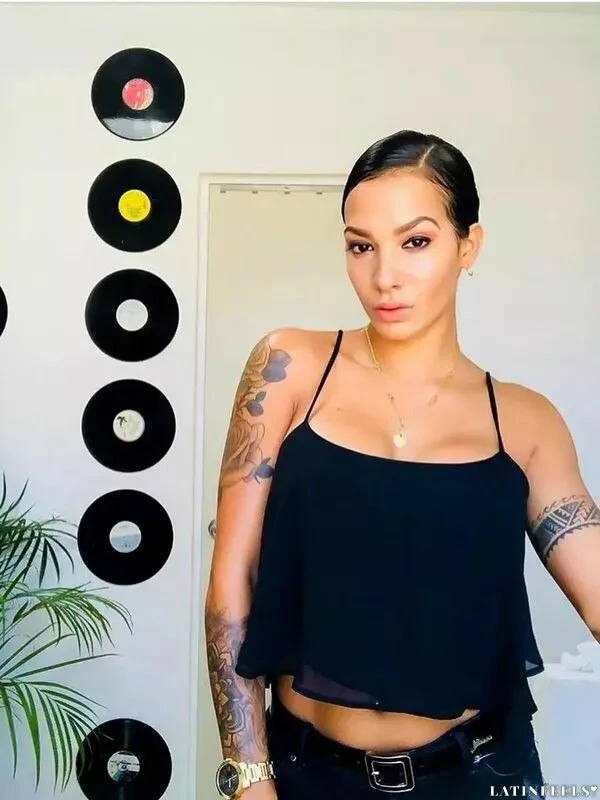 Yeinly, 27